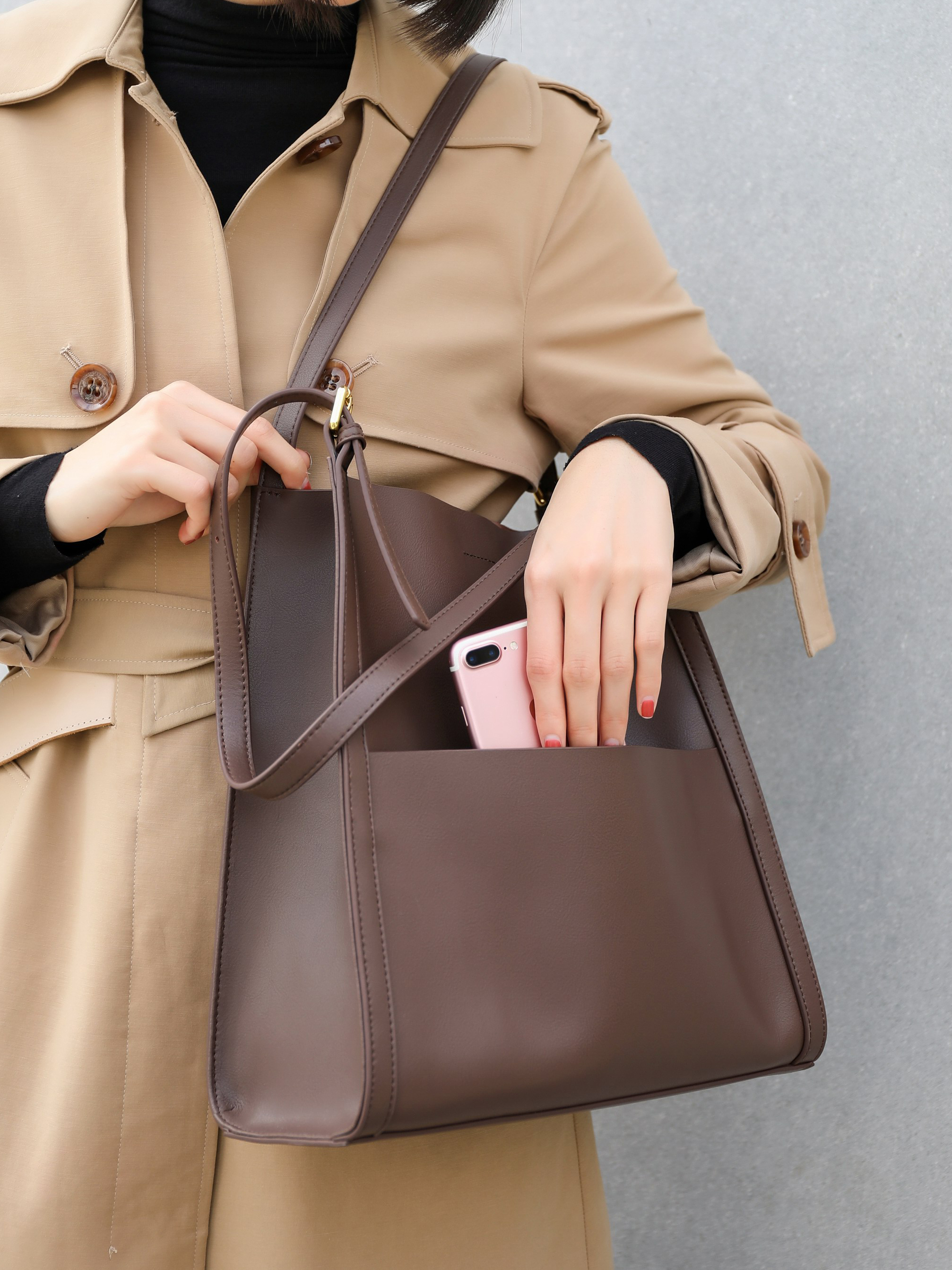 На фото 1 - Женская сумка  из натуральной кожи, цвет шоколад