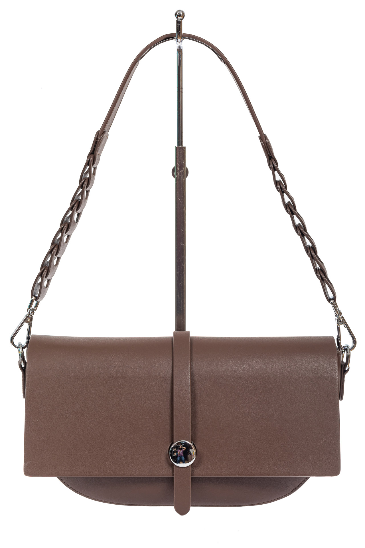 На фото 2 - Кожаная сумка-седло с плетёной ручкой, цвет коричневый