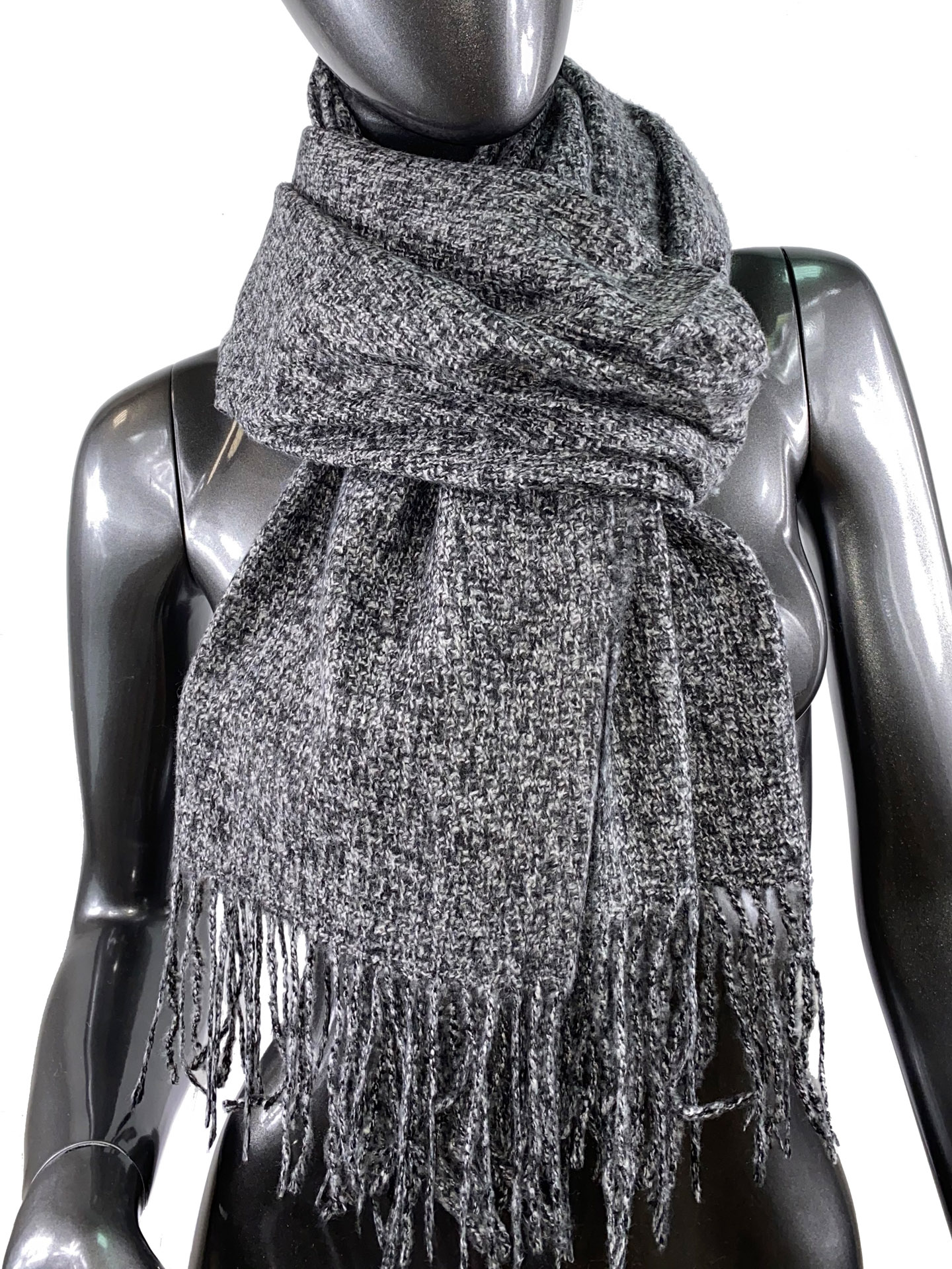 На фото 1 - Тёплый платок-палантин из шерсти и вискозы, цвет серый с чёрным