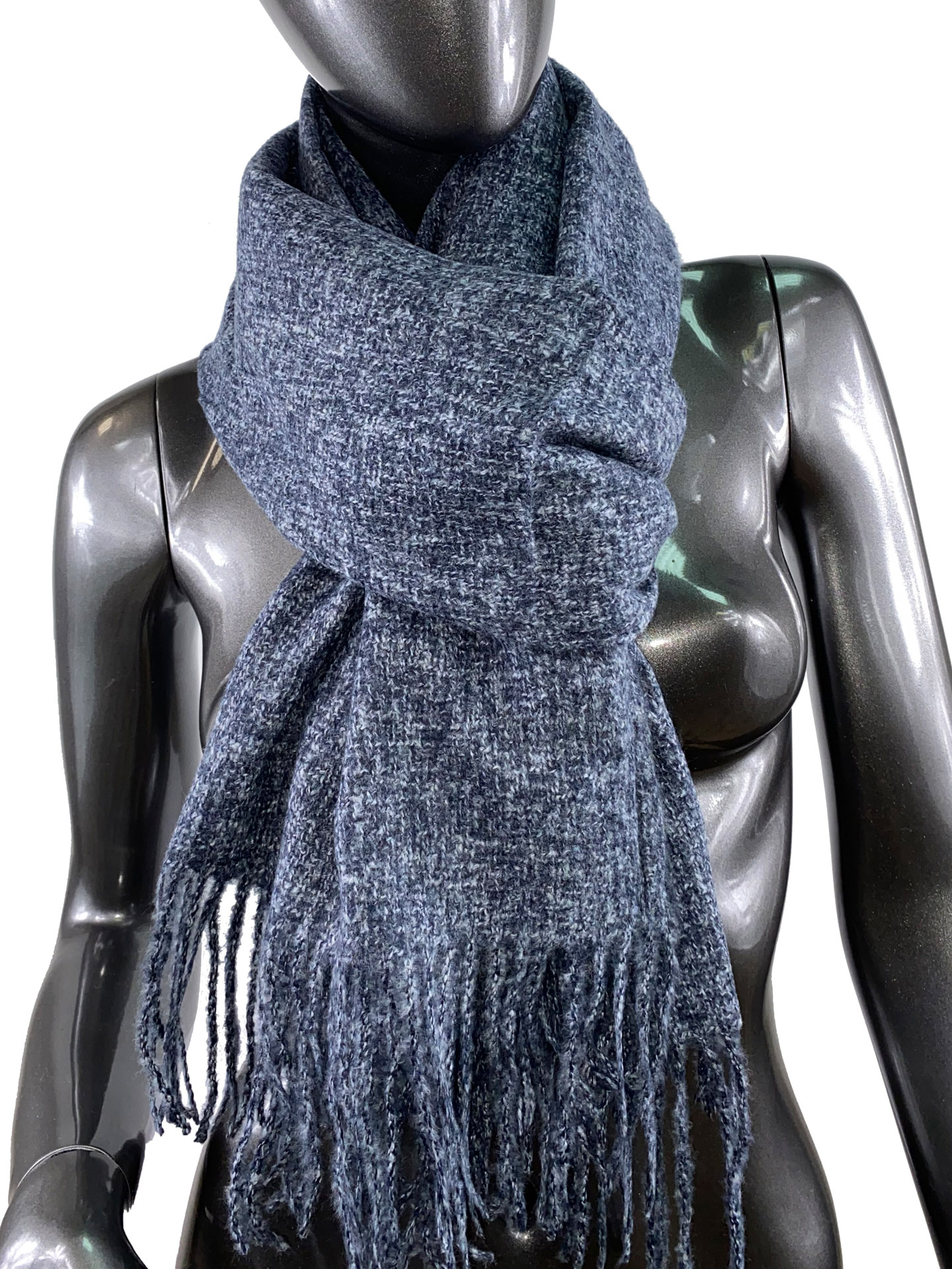 На фото 1 - Тёплый платок-палантин из шерсти и вискозы, цвет графитовый с серым