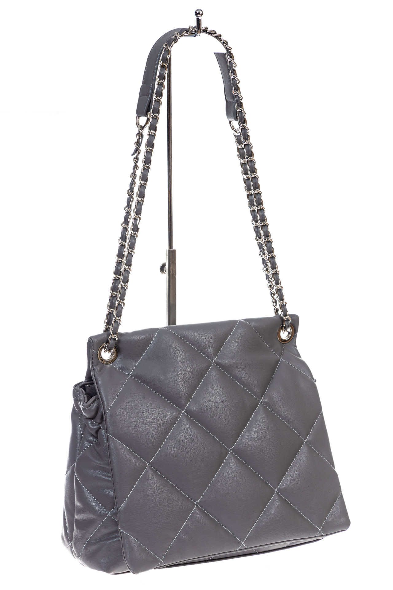 На фото 3 - Женская сумка стеганая с цепочкой из искусственной кожи, цвет серый