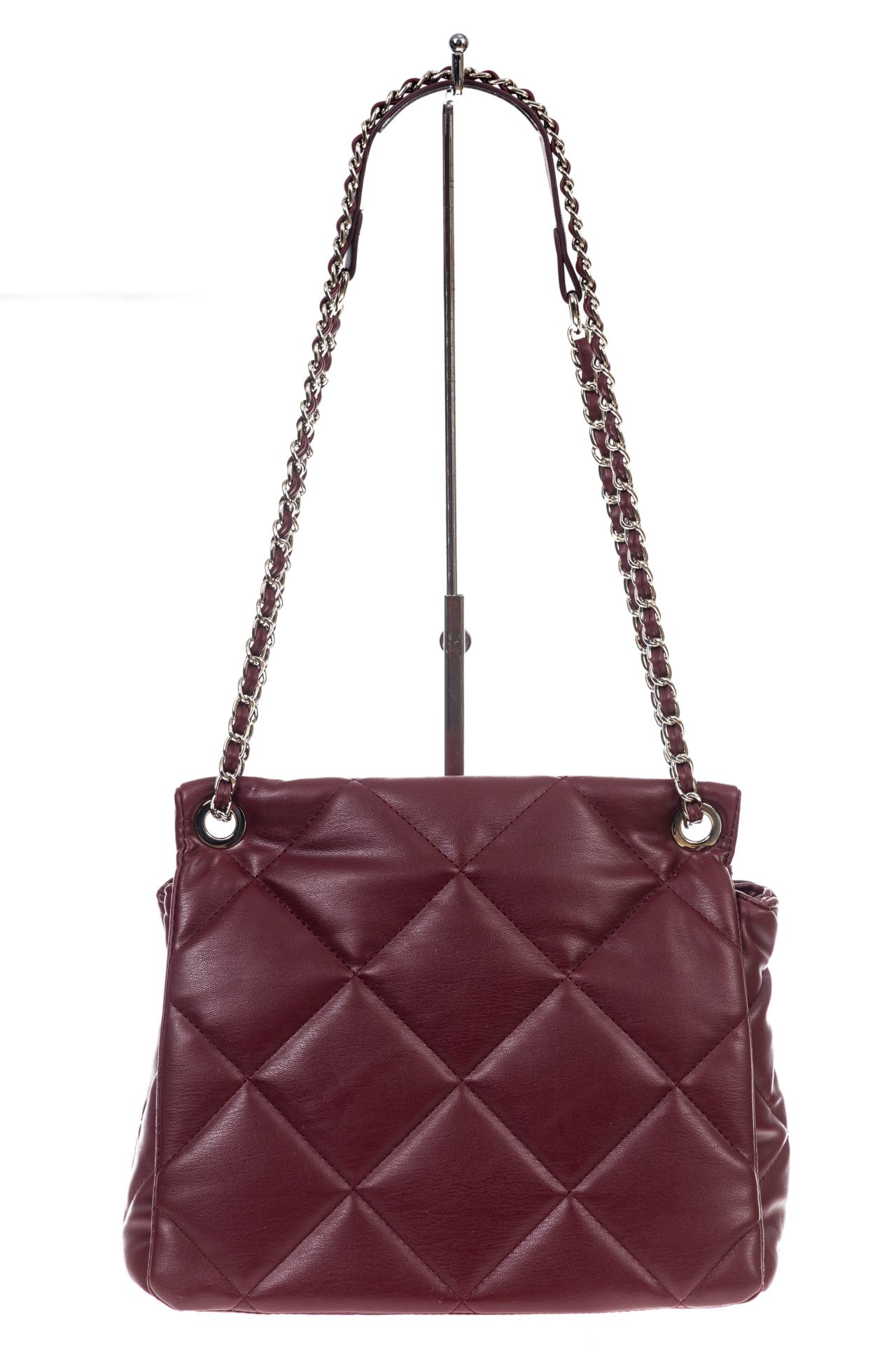 На фото 2 - Женская сумка стеганая с цепочкой из искусственной кожи, цвет бордовый