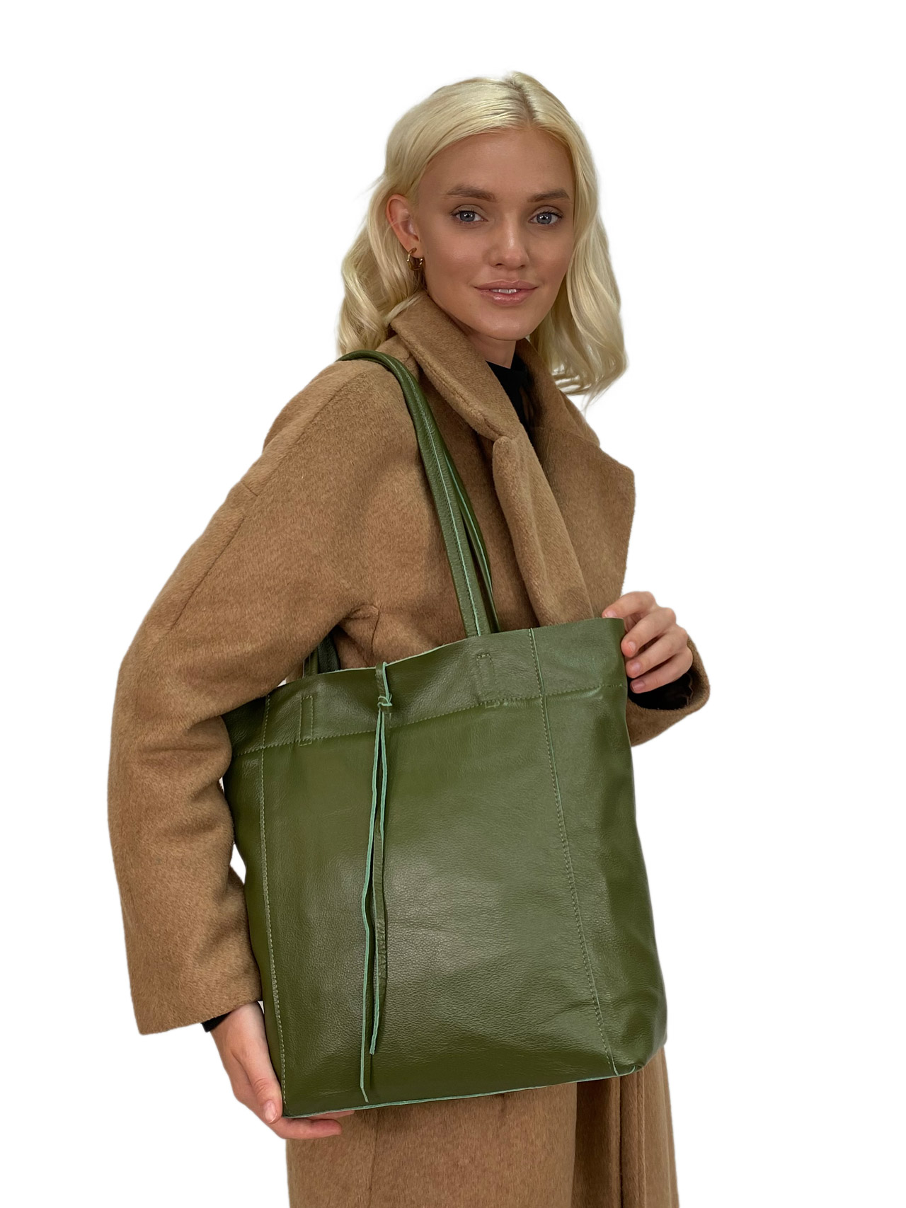 На фото 1 - Кожаный женский шоппер, цвет зеленый