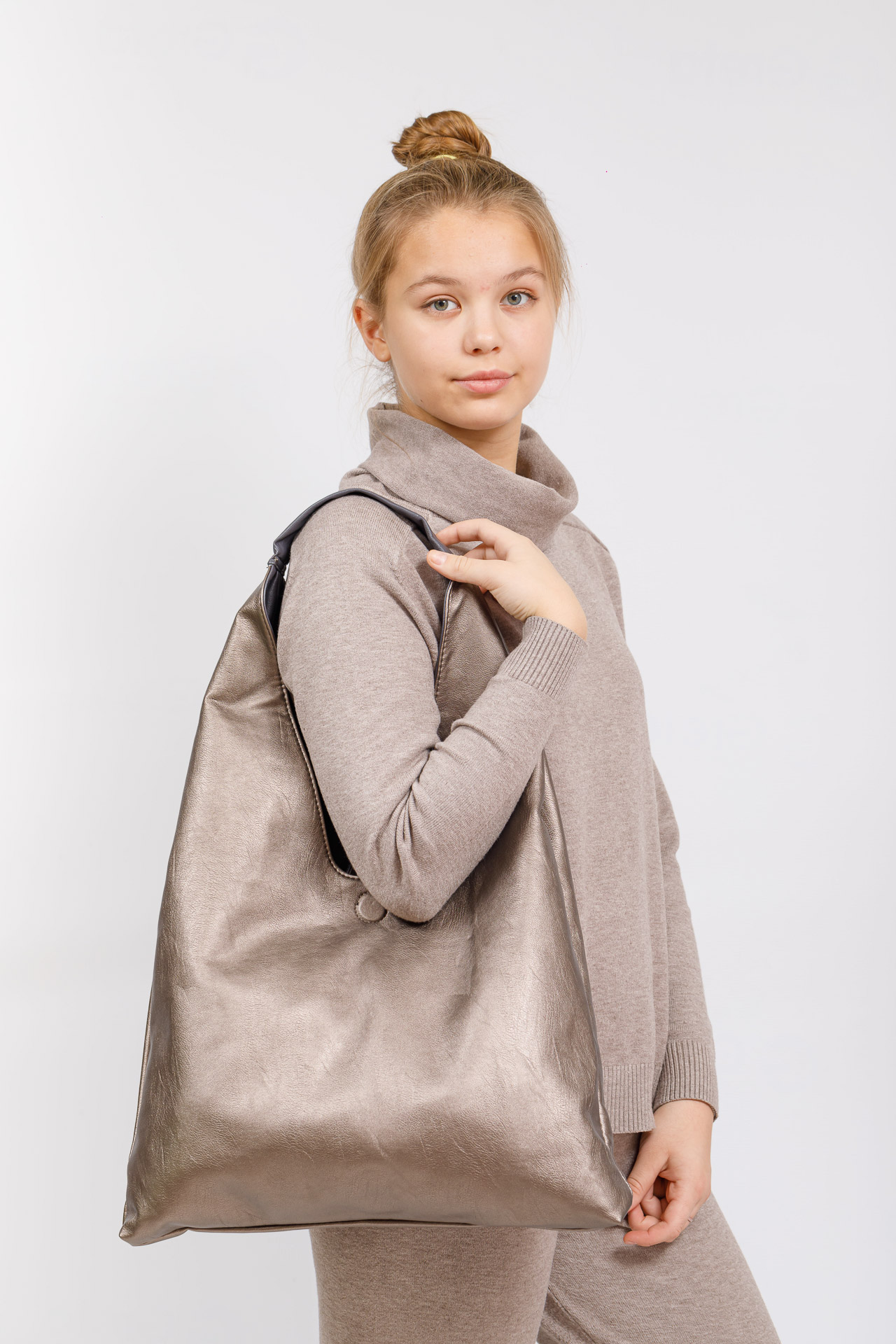 На фото 6 - Двухсторонняя женская сумка из искусственной кожи, цвет серый-бронза