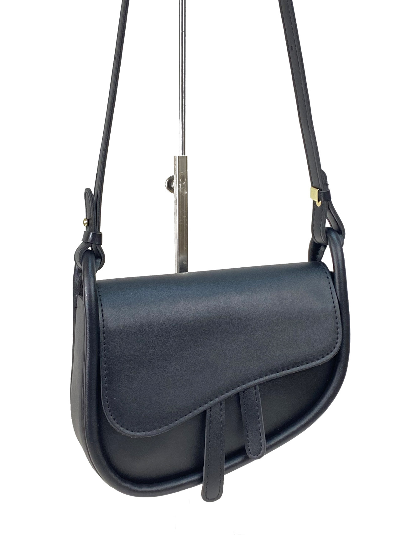 На фото 1 - Женская сумка-седло из искусственной кожи, цвет черный