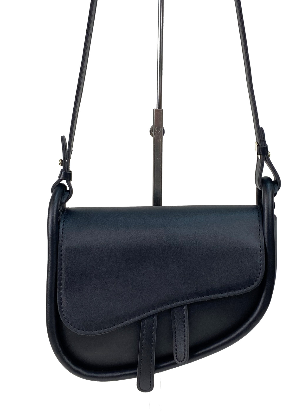 На фото 2 - Женская сумка-седло из искусственной кожи, цвет черный