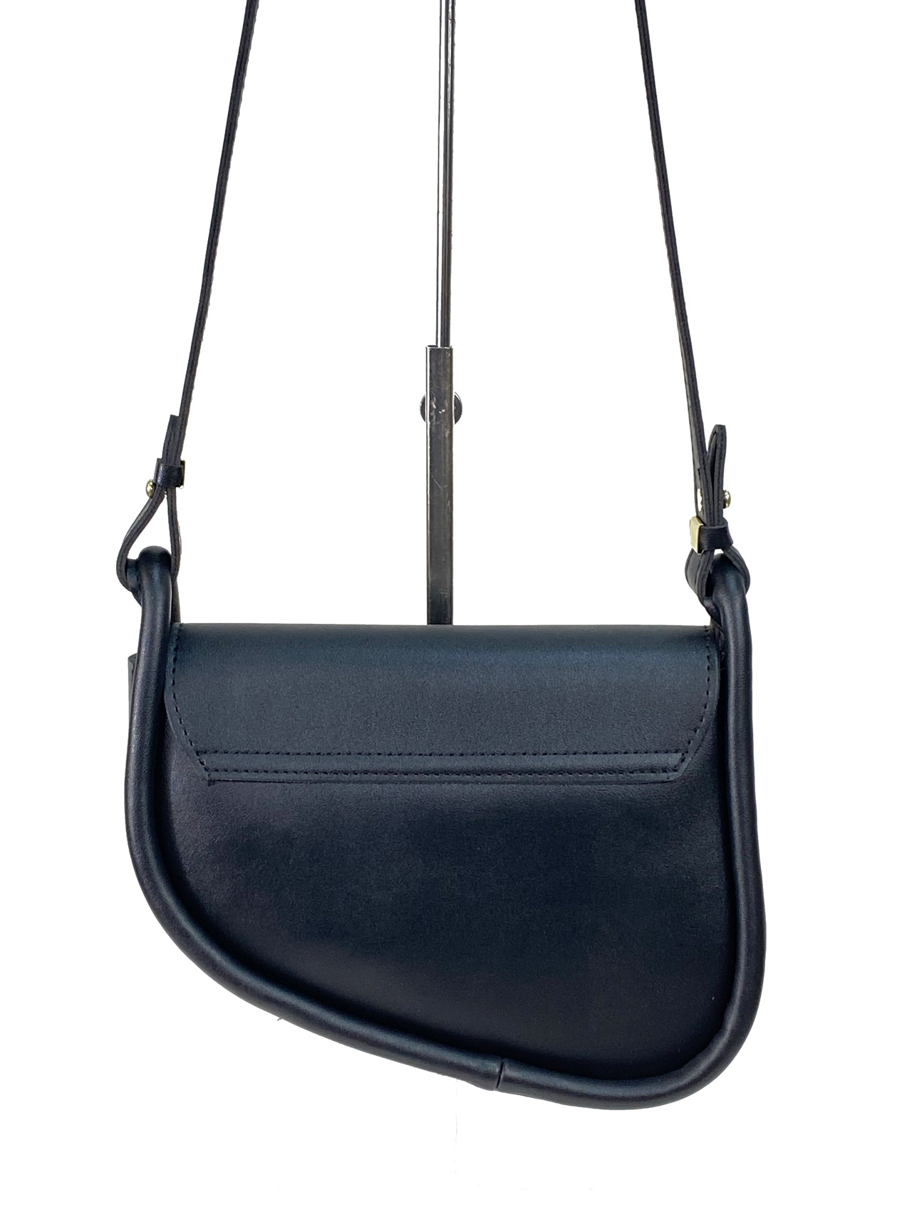 На фото 3 - Женская сумка-седло из искусственной кожи, цвет черный