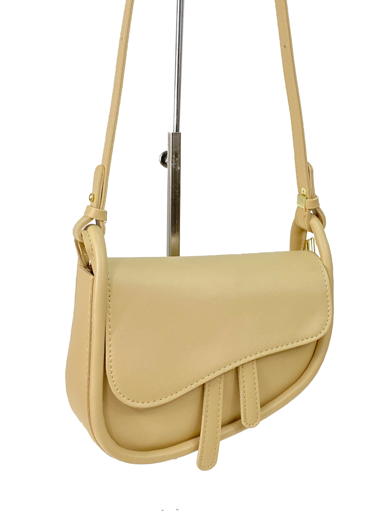 На фото 1 - Женская сумка-седло из искусственной кожи, цвет бежевый