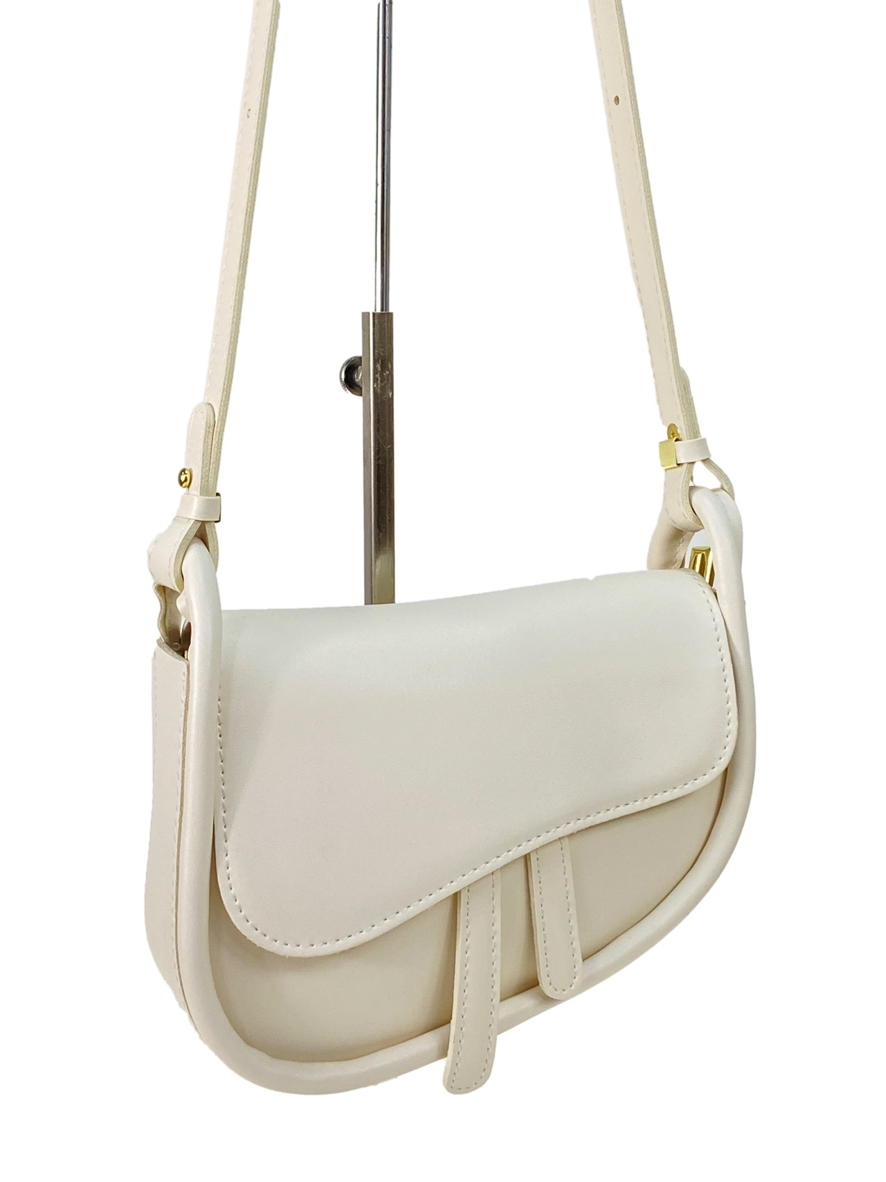 На фото 1 - Женская сумка-седло из искусственной кожи, цвет белый