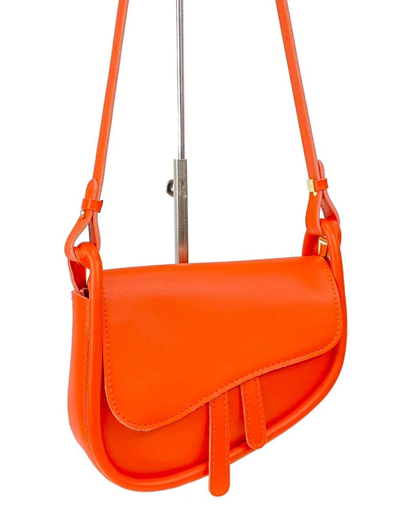 На фото 1 - Женская сумка-седло из искусственной кожи, цвет оранжевый