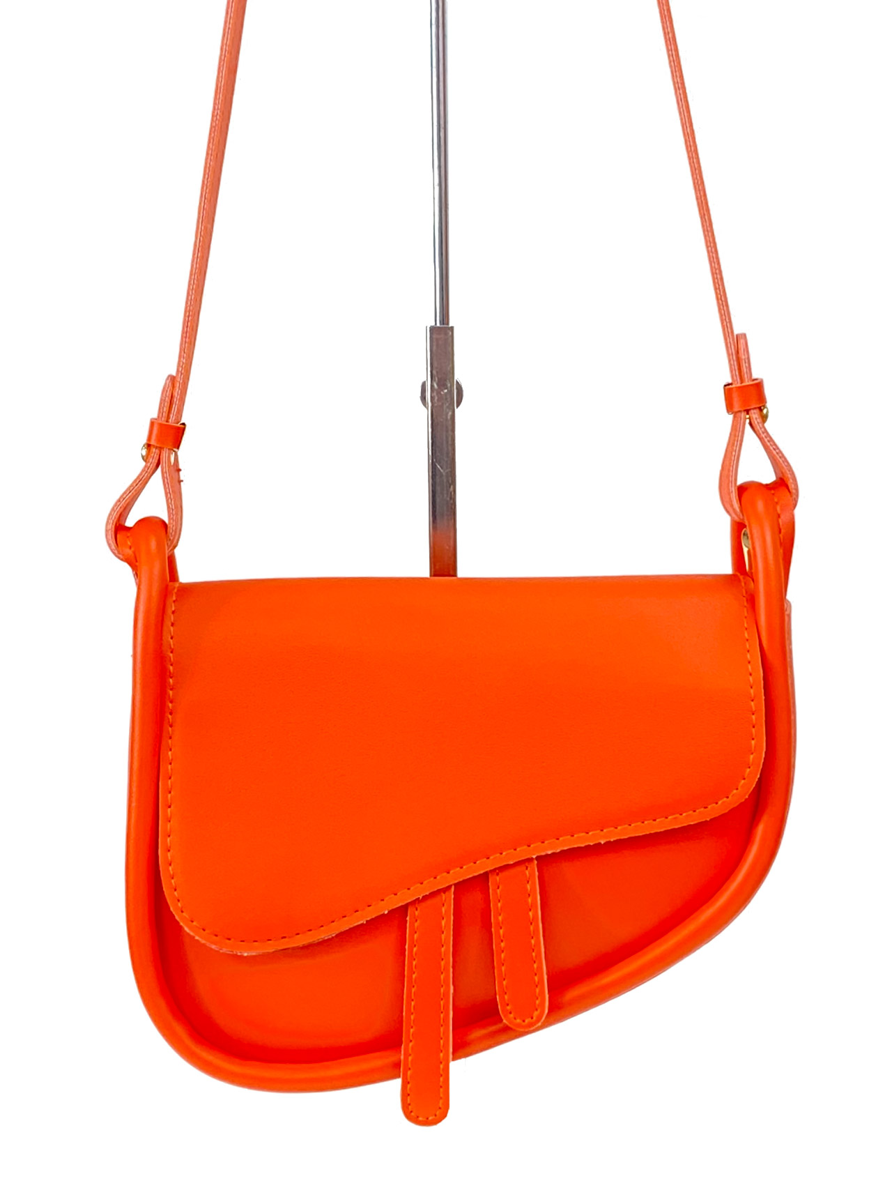 На фото 2 - Женская сумка-седло из искусственной кожи, цвет оранжевый