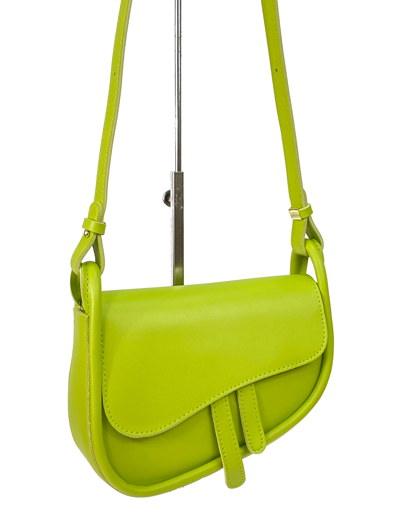 На фото 1 - Женская сумка-седло из искусственной кожи, цвет зеленый