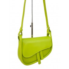 На фото 1 - Женская сумка-седло из искусственной кожи, цвет зеленый