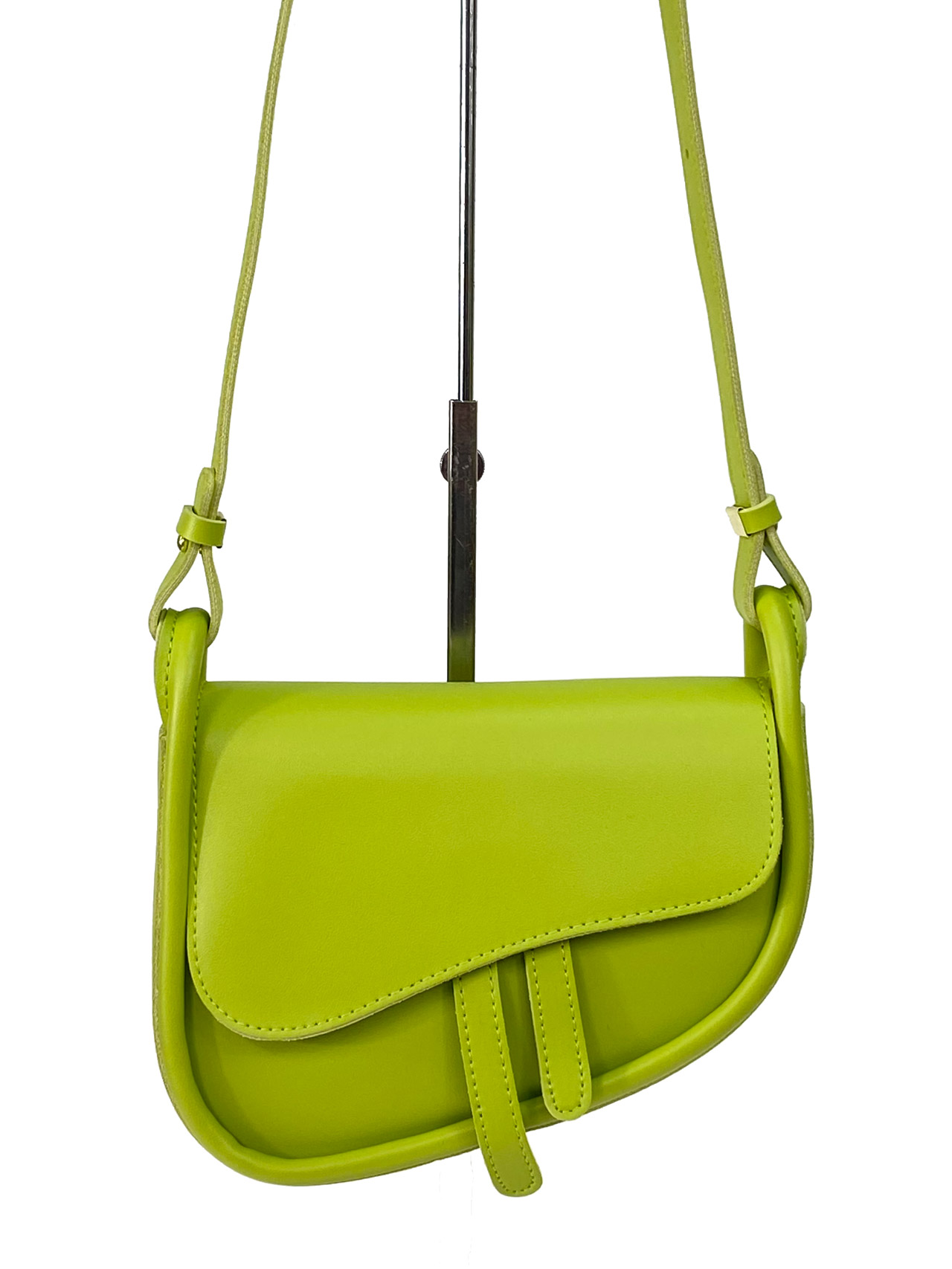 На фото 2 - Женская сумка-седло из искусственной кожи, цвет зеленый