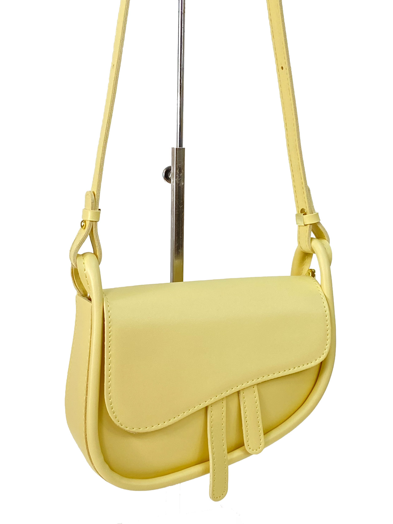 На фото 1 - Женская сумка-седло из искусственной кожи, цвет желтый
