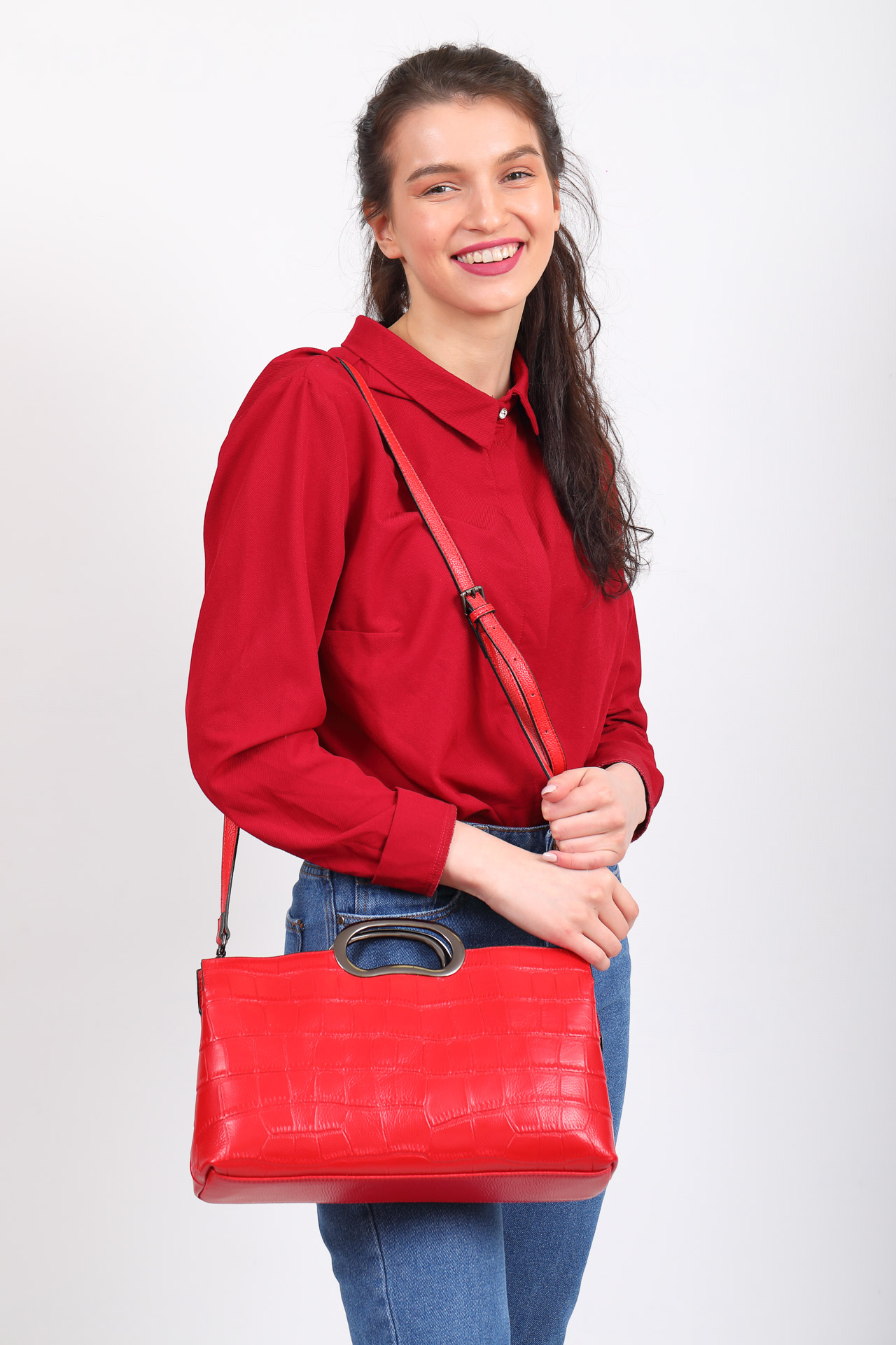 На фото 5 - Женская сумка из натуральной кожи с принтом под рептилию, красная