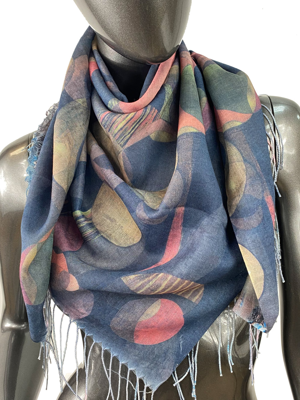 На фото 1 - Двухсторонний весенний платок из кашемира с росписью, мультицвет