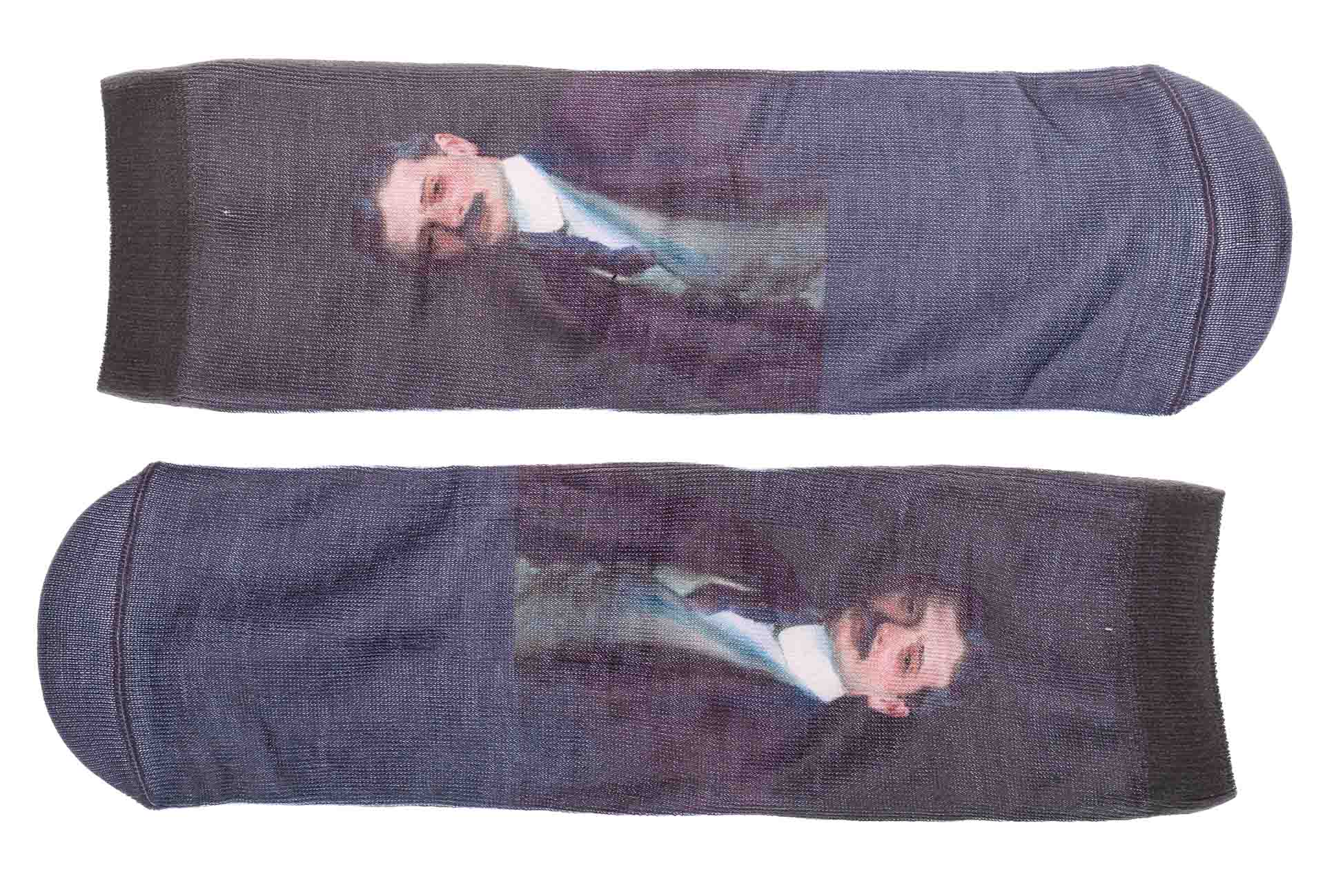 На фото 1 - Носки  с принтом "Живописные полотна", цвет тёмно-синий с чёрным